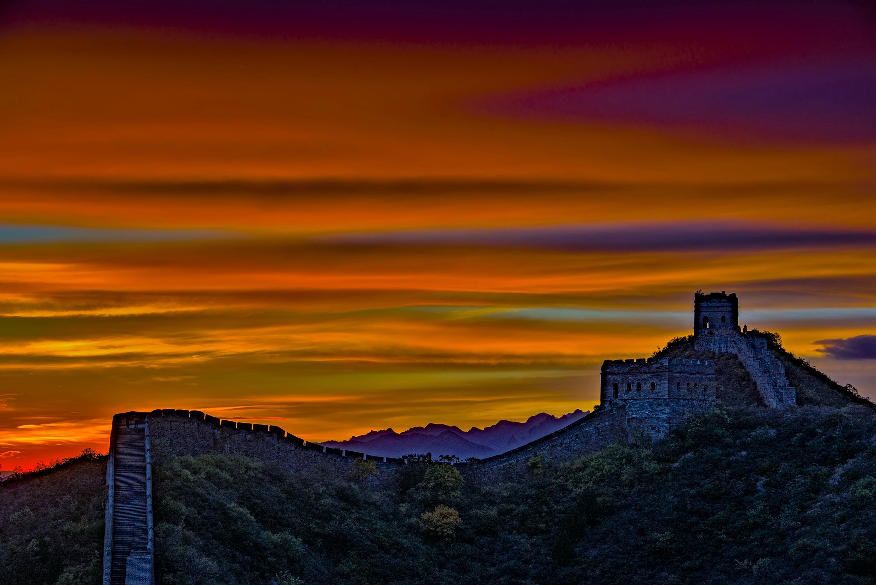 【金山岭长城《秋》】作品：《金山彩云》 作者：浩瀚星空_3145 网名：浩瀚星空_3145 电话： .jpg